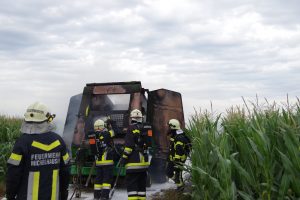 Brennende Landmaschine die durch die FF Michelhausen gelöscht wird.