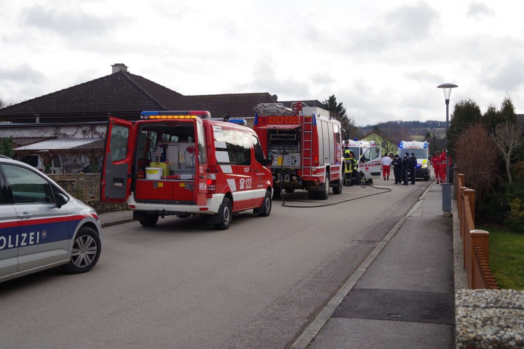 Feuerwehr Michelhausen mit 2 Fahrzeugen beim Fahrzeugbrand