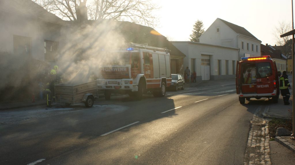 RLFA und KDOF beim brennenden Anhänger in Streithofen