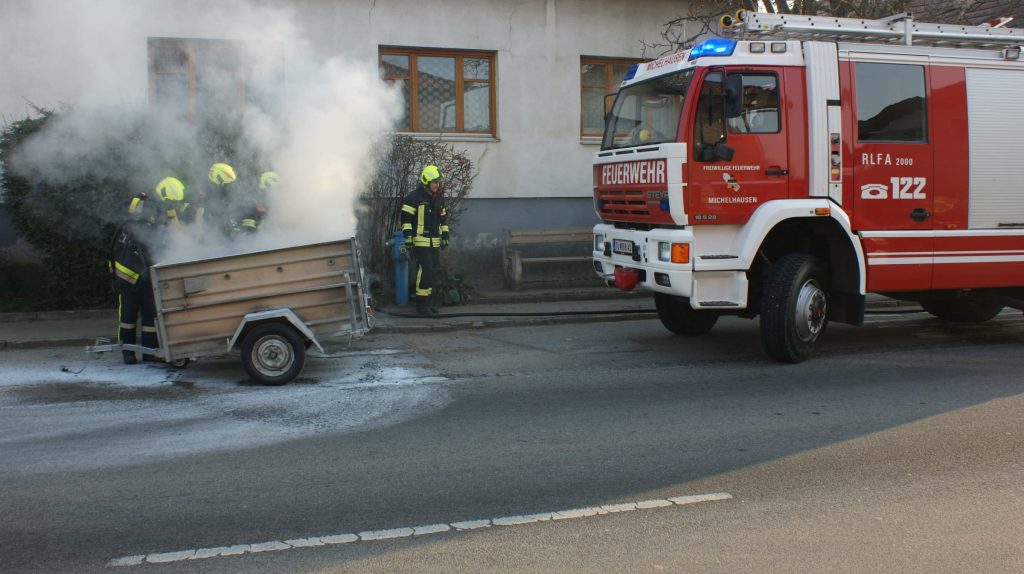 RLFA beim brennenden Anhänger in Streithofen