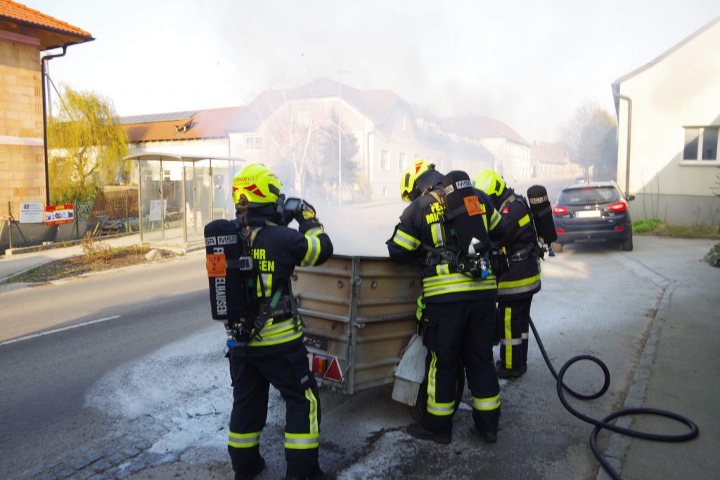 Feuerwehr Michelhausen beim löschen.